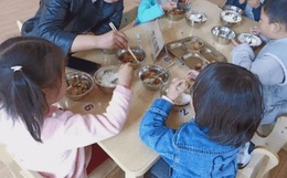 Con gái 3 tuổi đi học luôn miệng khen cơm ở trường ngon hơn mẹ nấu, mẹ tò mò đến tận trường thử liền nôn ra sau đó, sự thật khiến phụ huynh nào cũng sốc