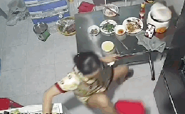 Người Việt có một thói quen cực kì nguy hiểm là gác chân lên ghế khi ăn, xin mời xem luôn clip này để thấy tai hoạ "trời giáng" là thế nào!