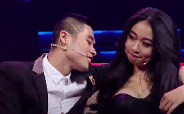 Show hẹn hò gây sốc với cảnh phản cảm: Nữ sinh viên siêu vòng 1 thản nhiên để nam chính tựa vào ngực