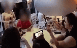 Xôn xao clip bà Phương Hằng ngồi cùng bàn với một nhóm đang chơi bài trong bữa tiệc tại gia sang chảnh