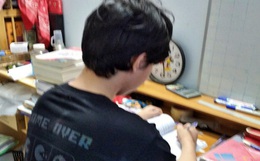 Con trai đậu trường Y, mẹ tạp vụ vay tiền công ty để nhập học nhưng bị từ chối thẳng thừng, lý do được tiết lộ làm ai cũng khóc