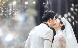 Đoàn Văn Hậu trao nụ hôn ngọt ngào cho Doãn Hải My, cô dâu rưng rưng nước mắt khi bố chồng phát biểu