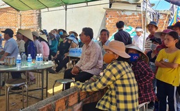Vụ bé 4 tuổi vặn tay ga xe máy, 3 bà cháu tử vong: Người mẹ khóc ngất trong lễ tang