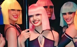 Lisa (BLACKPINK) cởi đồ, ném quần áo vào khán giả ở hộp đêm