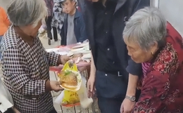 Hai cụ bà làm một việc trên bàn tiệc khiến khách khứa ngán ngẩm: "Tiền mừng đã gửi mà bụng thì vẫn đói"