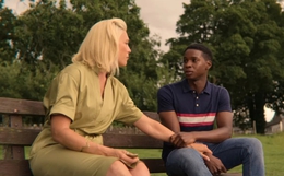 Xem phim Sex Education, tôi hối hận khi nghĩ tới con trai: Hóa ra chính tôi là người khiến con bị cô lập