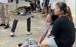 Người thân khóc nghẹn bên hiện trường vụ tai nạn khiến nam thanh niên 20 tuổi tử vong ở Hà Nội
