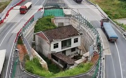 Nhất quyết không chịu di dời dù được đền bù tiền tỷ, ngôi nhà sẵn sàng "đứng một mình" giữa đường cao tốc nhận số phận như thế nào sau nhiều năm?
