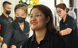 Khoảnh khắc ám ảnh của cô gái làm nghề tang lễ: Trang điểm cho học sinh lớp 6 và chiếc khăn quàng đỏ cuối cùng