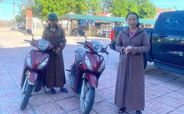 Hai người phụ nữ bằng tuổi, đi xe máy giống hệt nhau bị mời lên công an: Lý do không tưởng