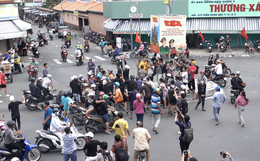 Cảnh tượng khó tin khi hàng trăm thanh niên vác vợt, gậy.... ùa ra giữa đường ở Chợ Lớn