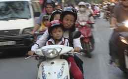 Bức ảnh “Mẹ Còi” chở 3 đứa con đi học ở Hà Nội bất ngờ được chia sẻ lại cùng câu chuyện “sức bền” của người phụ nữ