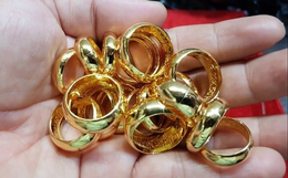 Giá vàng rớt thảm, nhiều người "quay xe" gửi tiết kiệm ngân hàng