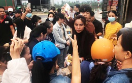 Ngay lúc này tại Huế: Thuỷ Tiên phát nhu yếu phẩm, bà con vùng lũ mừng rơi nước mắt, khoản cứu trợ đã chạm mốc 10 tỷ