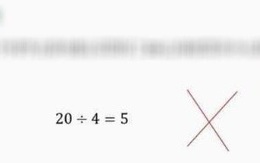 Thấy con làm 20 : 4 = 5 đúng mà cô giáo lại gạch sai, phụ huynh nghĩ bị cô "trù" liền đi chất vấn, cuối cùng phải "tâm phục khẩu phục"