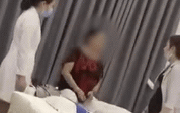Người phụ nữ trung niên la hét, giãy nảy khi bị nhân viên thẩm mỹ viện nạt nộ: "Tui không có đẹp, giờ nhìn tui như con quỷ nè"