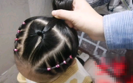 Con gái mừng rỡ khi được cô giáo tết tóc siêu xinh, nhưng vừa nhìn thấy bà mẹ đã hốt hoảng, nhờ Hiệu trưởng đuổi thẳng giáo viên