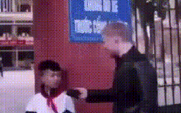 Bị khách Tây hỏi "How old are you?", cậu học sinh đáp một câu khiến dân tình cười lăn