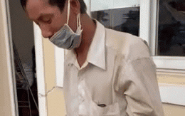 Người đàn ông đi bộ ròng rã 16 ngày để về quê, bật khóc vì nhận được hơn 7 triệu đồng: "Em chưa bao giờ cầm số tiền lớn thế này"