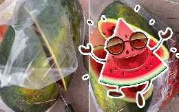 Cô gái mua được quả dưa hấu chảy đầy nước bốc mùi, bổ ra thì ngã ngửa với hình ảnh bên trong