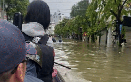 Thanh niên “mắc kẹt” ở Huế đúng đợt mưa lịch sử, suýt khóc khi nhận chiếc bánh từ một ni cô