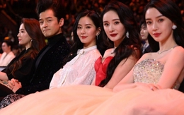 Khung hình gây bão nhất Đêm hội Weibo 2023: Lưu Diệc Phi - Hồ Ca khiến người hâm mộ bồi hồi khó tả