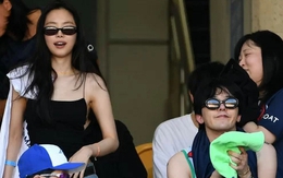 Jennie xuất hiện gợi cảm bên G-Dragon tại sân vận động?