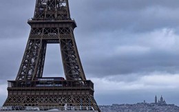 NÓNG: Tháp Eiffel bốc cháy ngay trước thềm Giáng sinh