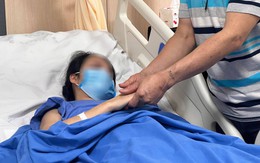 Nữ bác sĩ bị kính rơi vào người được chuyển viện, bố nghẹn ngào động viên: "Giờ con nằm trên giường bệnh lại là lúc bố được nhìn thấy con nhiều nhất"