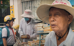 Cụ ông gần 90 tuổi đội mưa bán sách cũ ở vỉa hè Sài Gòn: "Lần nào thấy người trẻ đến mua sách là tôi vui lắm"