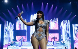 Nicki Minaj bị cảnh sát bắt vì nghi mang chất cấm chỉ vài tiếng trước giờ diễn concert, hàng chục nghìn khán giả hoang mang!