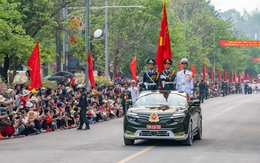 Hàng ngàn người dân đổ ra đường cổ vũ, khích lệ các chiến sĩ trong lễ tổng duyệt kỉ niệm 70 năm chiến thắng Điện Biên Phủ