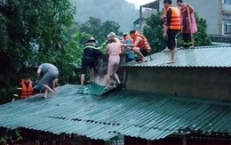 Hà Giang chìm trong biển nước, dân trèo lên mái nhà chờ giải cứu