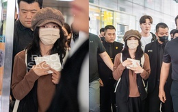 HOT: Nữ diễn viên đình đám của My Demon đổ bộ sân bay Nội Bài, lộ mỗi đôi mắt cũng đủ gây thương nhớ