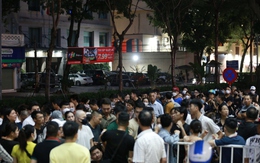 Hà Nội: Người dân "chen chân" xếp hàng từ đêm hôm trước, ngủ trên vỉa hè để chờ mua vàng