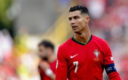 Ronaldo đáng thương nhất hôm nay: Chơi bóng trên sân cũng không yên, chỉ biết bất lực than trời