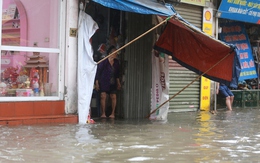 Người dân Hà Nội ngán ngẩm cảnh nước tràn vào nhà sau cơn mưa lớn: Có những lần nhà ngập 2 ngày mới rút hết nước