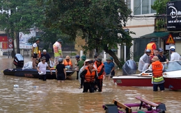 Phó trưởng Công an phường ngã quỵ khi nghe tin mất cả mẹ, cả em trai khi đang đi chống lũ