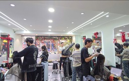 Salon tóc Hà Nội đông gấp 2 - 3 lần ngày thường, chị em chia sẻ bí quyết "sinh tồn" trong hành trình làm đẹp cuối năm