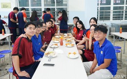 Trường học thành "ngôi nhà chung" của hơn 1.000 học sinh giữa mưa ngập Hà Nội