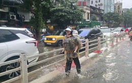 Mưa lớn, nhiều học sinh phải ở lại trường qua đêm: Sở GD&ĐT Hà Nội giải thích lý do phản ứng chậm