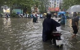 Sáng 1/10: Nhiều phụ huynh phải xin nghỉ làm, người ngợm mệt rã rời sau buổi tối lội nước bì bõm để đi đón con!