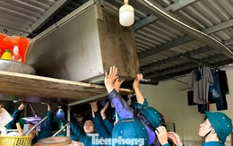 Đà Nẵng trước giờ bão vào: Lực lượng chức năng gõ cửa từng nhà hỗ trợ dân kê đồ, di dời