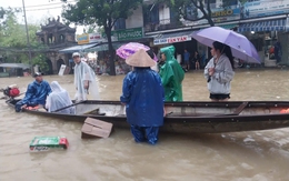 TP Huế: Các tuyến phố mênh mông nước; giao thông nhiều đoạn gần như tê liệt