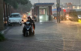 Mưa suốt đêm, nhiều trường ở Hà Nội cho học sinh nghỉ sáng nay