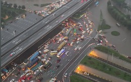 Mưa dữ dội suốt đêm, Hà Nội lại ngập kinh hoàng ở nhiều tuyến phố