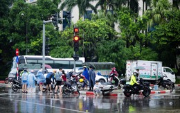 Hà Nội: Trời ngớt mưa nhưng vẫn còn hơn 100 điểm ngập, xe chết máy la liệt trên các phố