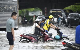 Hà Nội: Trời ngớt mưa nhưng vẫn còn hơn 100 điểm ngập, xe chết máy la liệt trên các phố