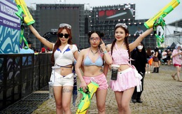 CLIP: Bóc giá outfit, check túi hội đi WATERBOMB 2025