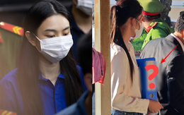 Hoa khôi Thuý Vi mang đến phiên toà xét xử Thuỳ Tiên 1 chiếc hộp, bên trên có dòng chữ cay đắng